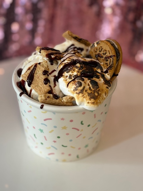 Toasted-marshmallow s'mores sundae with chocolate drizzle and graham crackers.